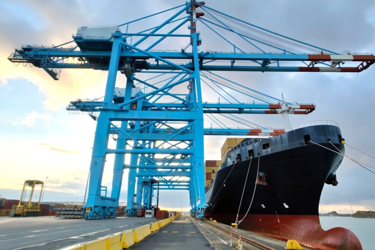 navimax solutions portfolio project sanblasting and painting on heavy lift port assembly