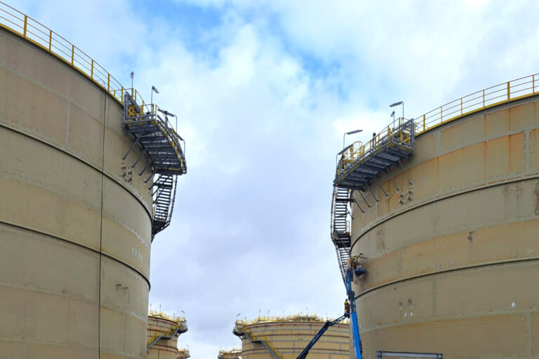 sandblasting painting storage tanks